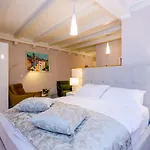 Villa Flores Studio Apartment